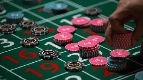 Tampilan permainan kasino langsung denuvo dengan meja blackjack dan roulette